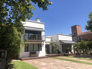 Foto 1 de Santa Maria de Tigre Casa en venta frente a las amarras
