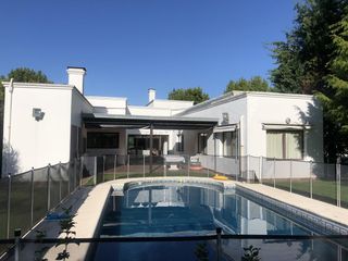 Foto 2 de Santa Maria de Tigre Casa en venta frente a las amarras