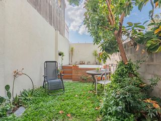 Foto 2 de PH en  venta 3 ambientes al frente con Jardin y pileta.