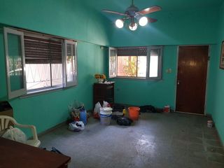 Foto 3 de Casa al frente, Laprida a 2 cuadras Calchaqui