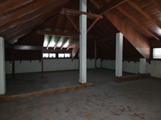 Foto 8 de En Alquiler | Ideal Empresas - Importante Propiedad Emplazada sobre 2.000m2 de Terreno | 8 Ambientes distribuidos en 2 Plantas |