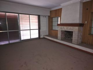 Foto 7 de En Alquiler | Ideal Empresas - Importante Propiedad Emplazada sobre 2.000m2 de Terreno | 8 Ambientes distribuidos en 2 Plantas |