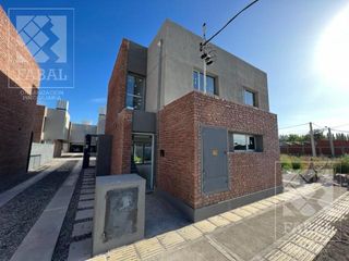 Foto 1 de Casa venta Confluencia Rural, 3 dormitorios (suite), 3 baños, 2 cocheras y jardín