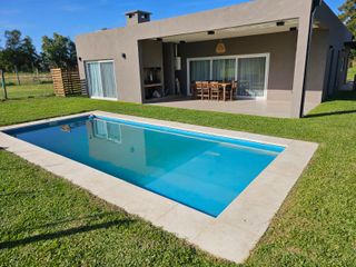 Foto 1 de Casa con 3 dormitorios, Jardín y Pileta en Alquiler Temporario