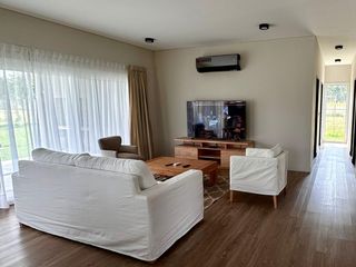 Foto 10 de Casa con 3 dormitorios, Jardín y Pileta en Alquiler Temporario