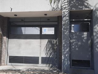 Foto 1 de PH en venta - 2 dormitorios 2 baños - Cochera - 80mts2 - San Carlos, La Plata