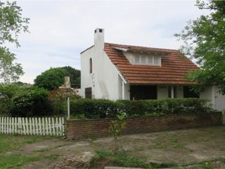 Foto 1 de Casa en venta - 2 dormitorios 2 baños 1 cochera - 200Mts2 - Las Toninas