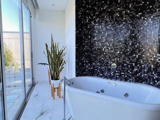 Foto 23 de Casa Moderna En Venta al agua con vista al Golf y Piscina climatizada! - El Cantón- Escobar