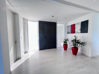 Foto 3 de Casa Moderna En Venta al agua con vista al Golf y Piscina climatizada! - El Cantón- Escobar