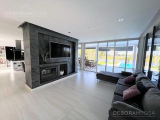 Foto 4 de Casa Moderna En Venta al agua con vista al Golf y Piscina climatizada! - El Cantón- Escobar