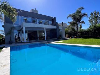 Foto 1 de Casa Moderna En Venta al agua con vista al Golf y Piscina climatizada! - El Cantón- Escobar