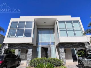 Foto 2 de Casa Moderna En Venta al agua con vista al Golf y Piscina climatizada! - El Cantón- Escobar