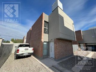 Foto 1 de Casa venta Confluencia Rural, 2 dormitorios, 2 baños, jardín y entrada para auto