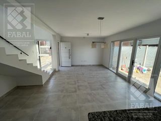 Foto 5 de Casa venta Confluencia Rural, 2 dormitorios, 2 baños, jardín y entrada para auto