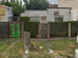 Casa con terreno y quincho para reciclado profundo o demoler en 32 bis y 136