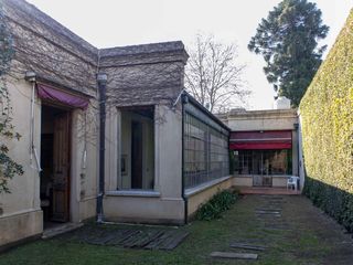 Foto 5 de Casa antigua reciclada frente a la plaza principal de Lobos