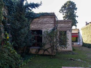 Foto 3 de Casa antigua reciclada frente a la plaza principal de Lobos