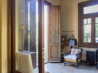 Foto 7 de Casa antigua reciclada frente a la plaza principal de Lobos
