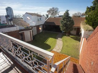 Foto 16 de Excelente Chalet 3 dormitorios, Gge, quincho y piscina. Gran lote de 10 x 73.70.- Banfield Este
