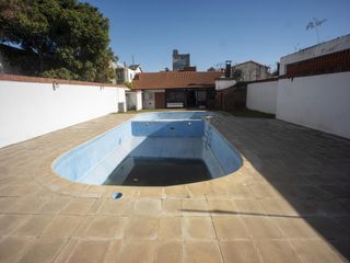 Foto 24 de Excelente Chalet 3 dormitorios, Gge, quincho y piscina. Gran lote de 10 x 73.70.- Banfield Este