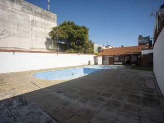 Foto 25 de Excelente Chalet 3 dormitorios, Gge, quincho y piscina. Gran lote de 10 x 73.70.- Banfield Este