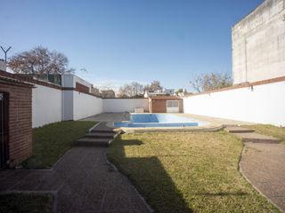 Foto 23 de Excelente Chalet 3 dormitorios, Gge, quincho y piscina. Gran lote de 10 x 73.70.- Banfield Este