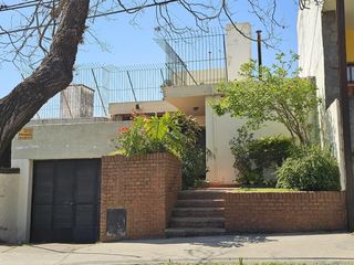 Foto 2 de Casa sobre Av Zanni, a metros de Almafuerte