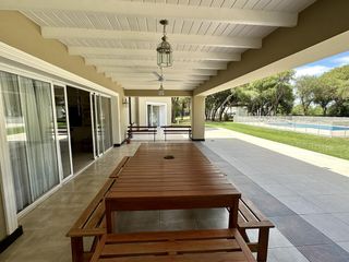 Foto 15 de Casa a la venta Lomas de la Carolina fondo golf 5 dormitorios