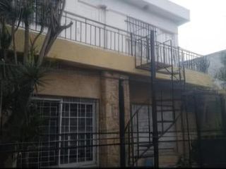Foto 1 de Casa en venta - 4 dormitorios 4 baños  - Cochera - Quilmes Oeste