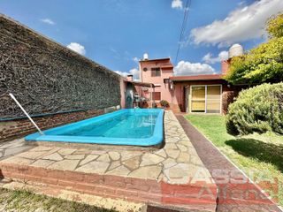 Foto 1 de CASA APTO DOS FAMILIAS EN PH SOBRE LOTE DE 52 X 10, COCHERA, FONDO LIBRE CON PISCINA