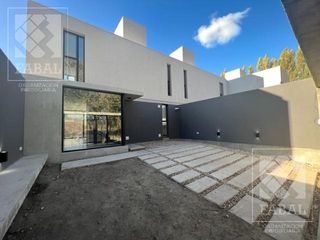 Foto 2 de Casa venta Ayres del Limay, 2 dormitorios, 2 baños, jardín y cochera
