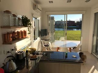 Foto 12 de Casa a la laguna en venta en barrio La Comarca, Tigre.