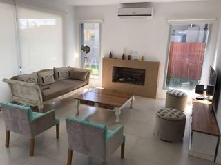 Foto 11 de Casa a la laguna en venta en barrio La Comarca, Tigre.