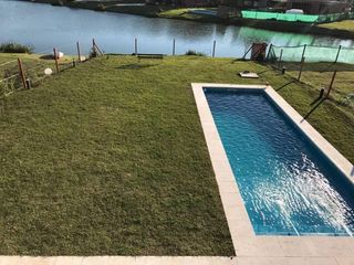 Foto 1 de Casa a la laguna en venta en barrio La Comarca, Tigre.