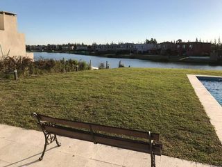 Foto 6 de Casa a la laguna en venta en barrio La Comarca, Tigre.