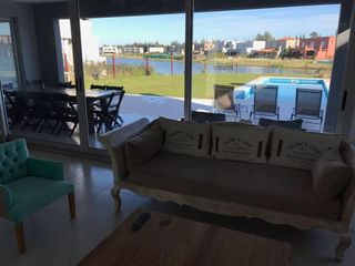 Foto 10 de Casa a la laguna en venta en barrio La Comarca, Tigre.