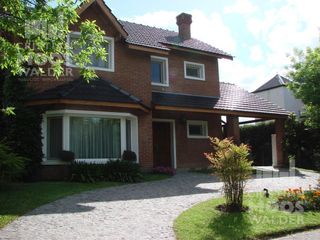 Foto 2 de Casa en venta - Barrio cerrado Álamo Alto.