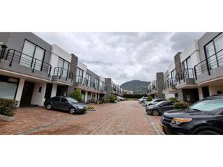 Foto 1 de Bella y amplia casa en Cota para Venta