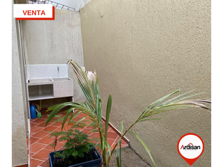 Foto 5 de LINDA CASA ESSQUINERA DE 2 PISOS EN URBANIZACION