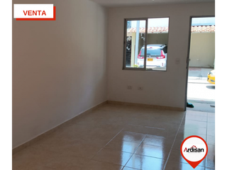 Foto 2 de LINDA CASA ESSQUINERA DE 2 PISOS EN URBANIZACION