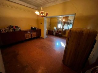 Foto 2 de Casa en venta - 2 Dormitorios 1 Baño - Cochera - 191Mts2 - Temperley
