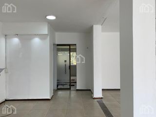 Foto 2 de LOCAL COMERCIAL EN ARRIENDO EN AV 10 DE AGOSTO