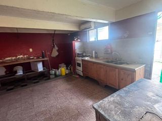 Foto 9 de Casa en venta - 2 Dormitorios 2 Baños -  Local - 300Mts2 - Los Hornos, La Plata