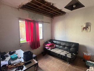 Foto 4 de Casa en venta - 2 Dormitorios 2 Baños -  Local - 300Mts2 - Los Hornos, La Plata