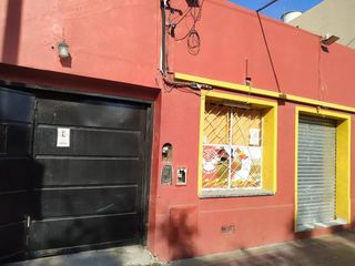 Foto 2 de Casa en venta - 2 Dormitorios 2 Baños -  Local - 300Mts2 - Los Hornos, La Plata