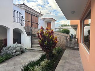 Foto 1 de Venta de oportunidad 2 casas-amplio jardín. Jardines del Este.