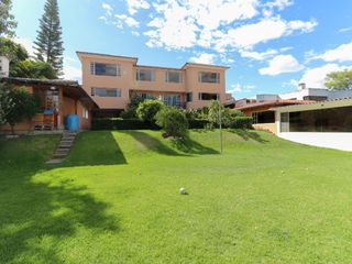 Foto 5 de Venta de oportunidad 2 casas-amplio jardín. Jardines del Este.