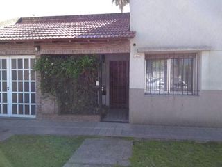 Foto 1 de Casa en venta - 3 Dormitorios 3 Baños - 360Mts2 - Los Hornos, La Plata