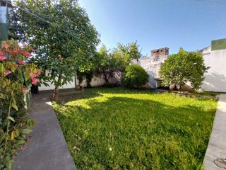 Foto 1 de Casa en  venta 3D. en Pje Lujones 1ra cuadra. alt Av Mate de Luna 4000