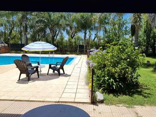 Foto 2 de Venta Casa 3 dormitorios con amplio parque - Roldan